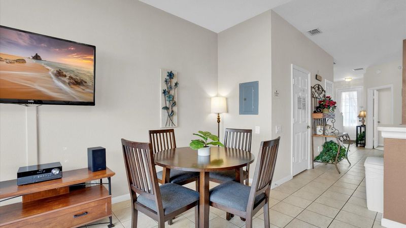 Dining Area (Angle)