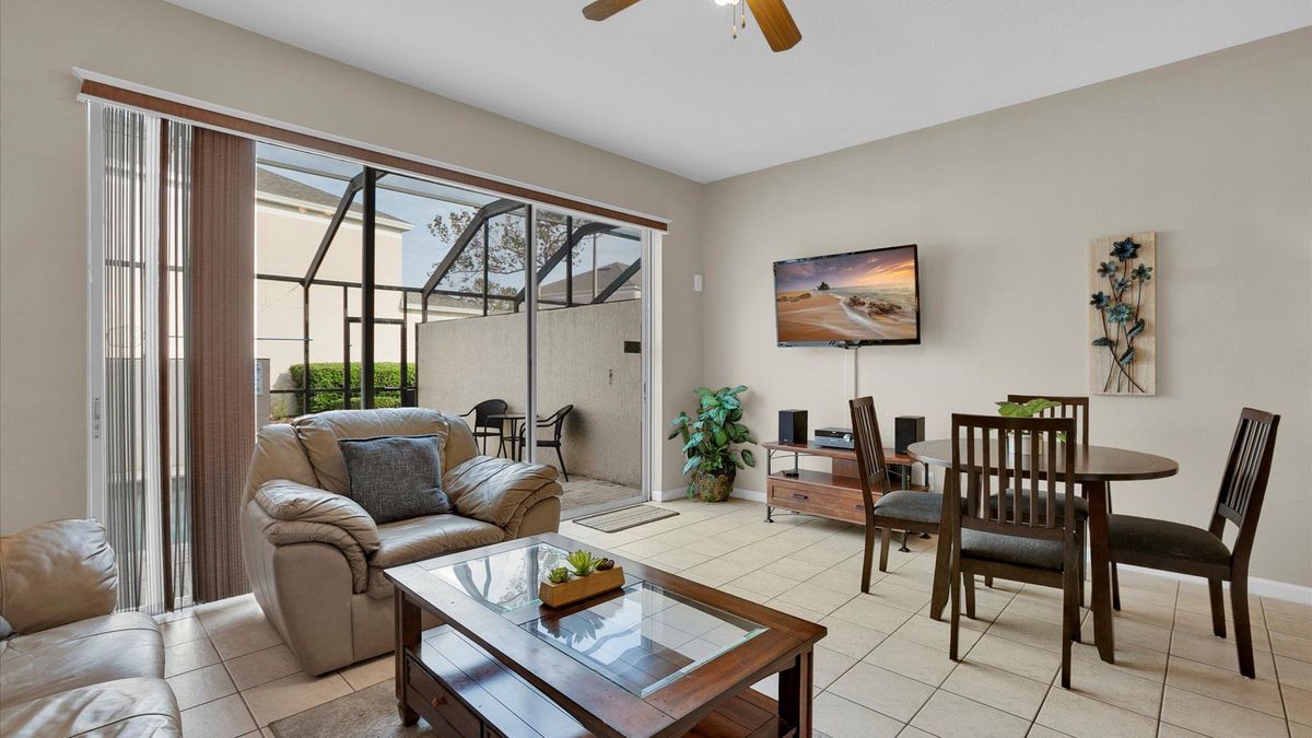 Living Room
65" Smart TV