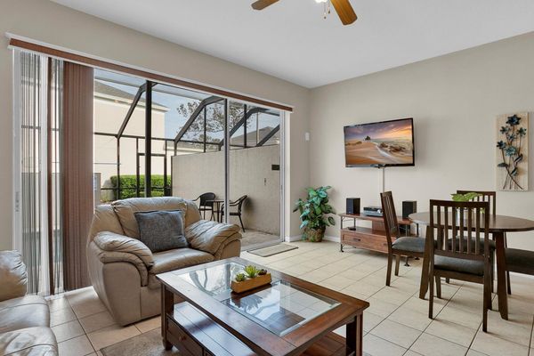 Living Room
65" Smart TV