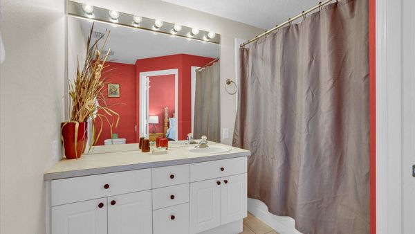 Master King Bathroom 1 Upstairs
Tub/Shower Combo