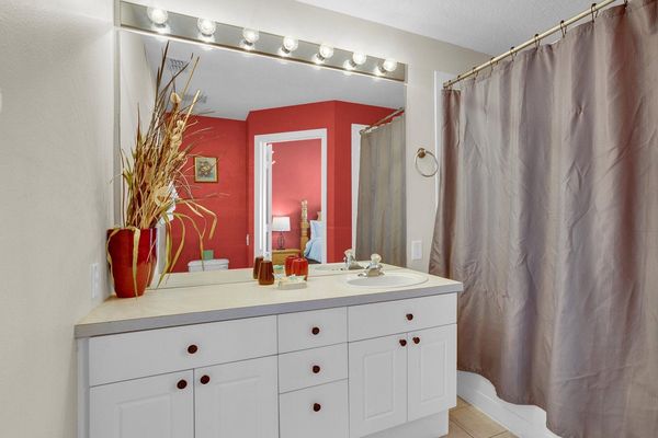Master King Bathroom 1 Upstairs
Tub/Shower Combo