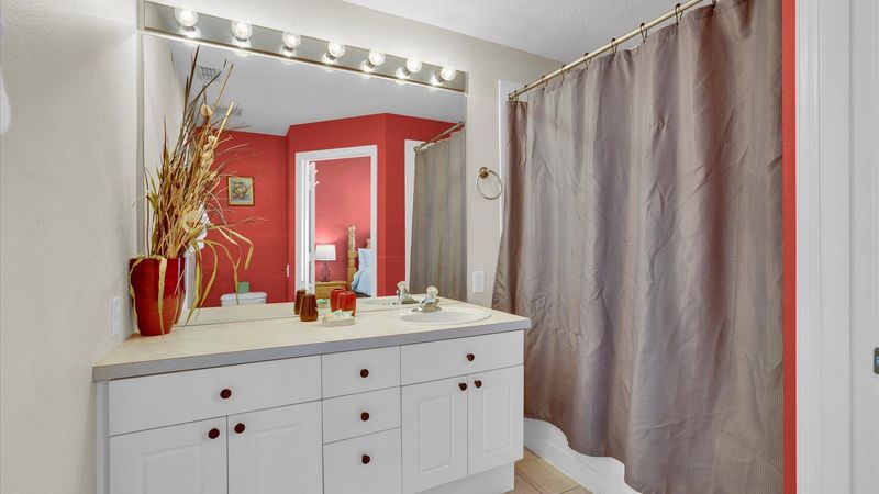 Master King Bathroom 1 Upstairs
Tub/Shower Combo