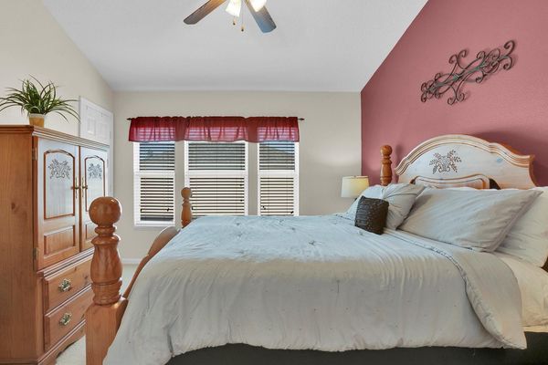 Master King Bedroom 1 Upstairs
Attached Bathroom
39" Smart TV