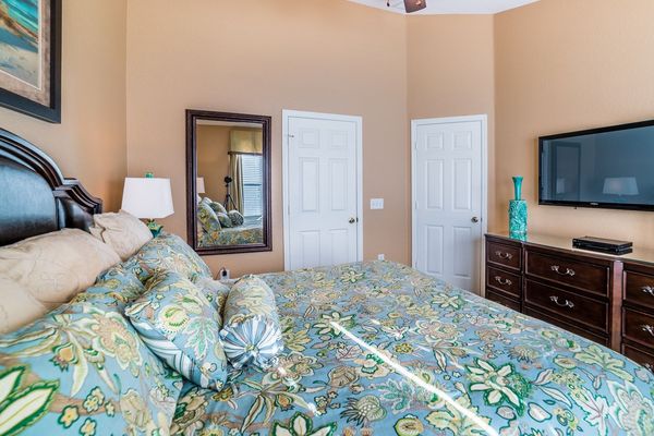 Master King Bedroom 1 (Angle)
42" TV