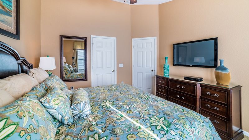 Master King Bedroom 1 (Angle)
42" TV