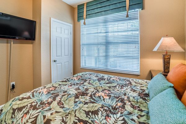 Queen Bedroom 3 (Angle)
32" TV