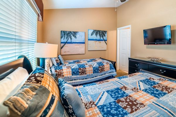 Two Twins Suite Bedroom 2 (Angle)
32" TV