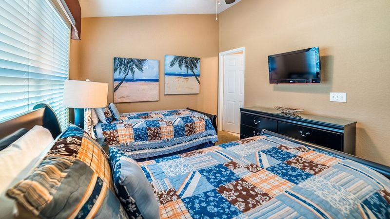Two Twins Suite Bedroom 2 (Angle)
32" TV