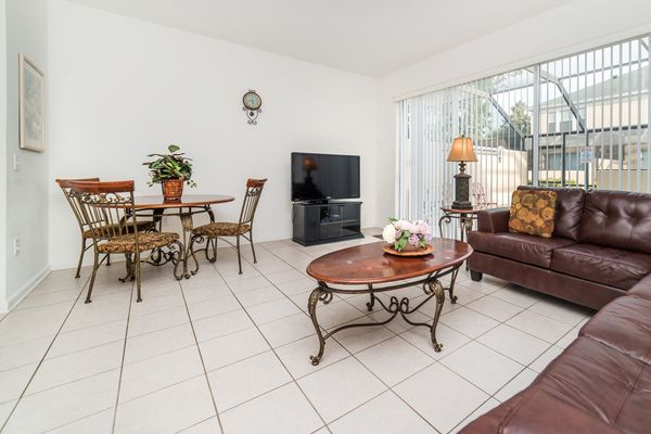 Living Room (Angle)
50" TV