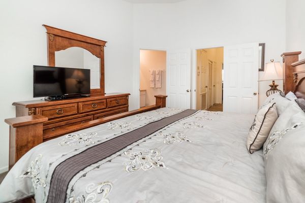 Master King Bedroom 1 (Angle)
32" TV