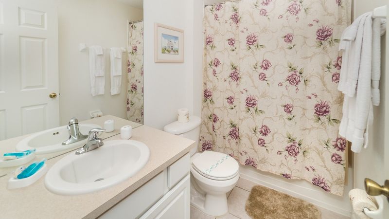BunkBed Suite Bathroom Upstairs
Tub/Shower Combo