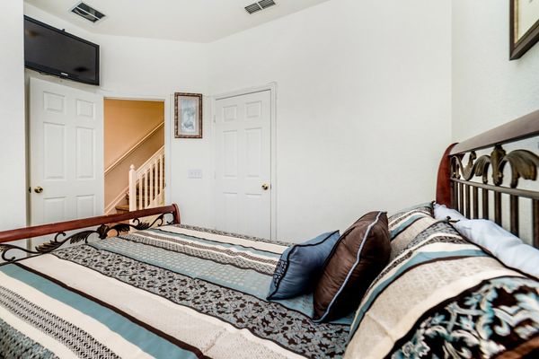 Queen Bedroom 3 (Angle)
32" Roku TV