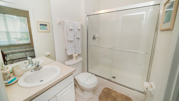 Queen Shared Bathroom Downstairs
Shower