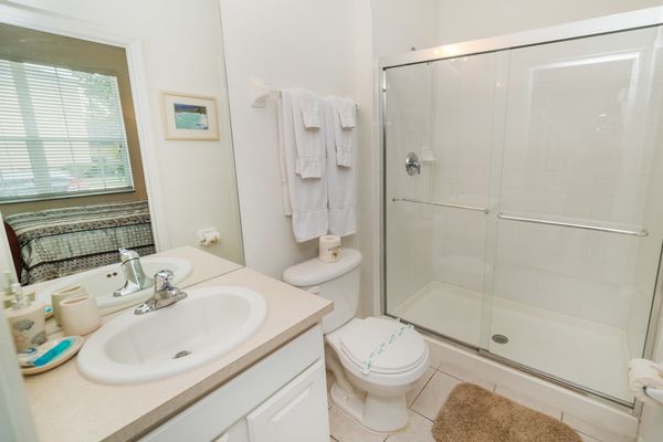 Queen Shared Bathroom Downstairs
Shower