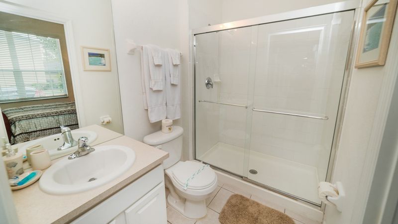 Queen Shared Bathroom Downstairs
Shower