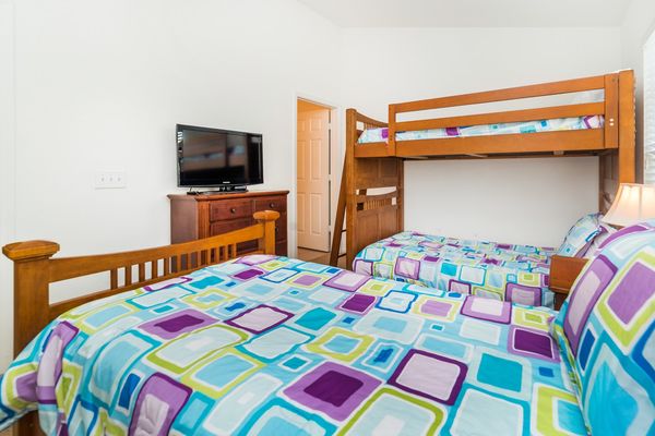 Twin/Twin Bunk + Twin Suite Bedroom 2 (Angle)
32" TV