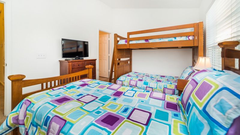 Twin/Twin Bunk + Twin Suite Bedroom 2 (Angle)
32" TV