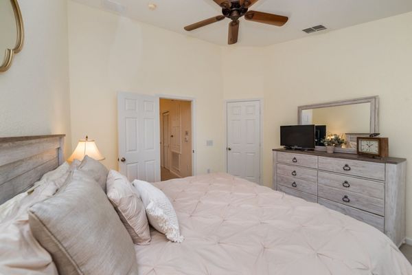 Master King Bedroom 1 (Angle)
26" TV