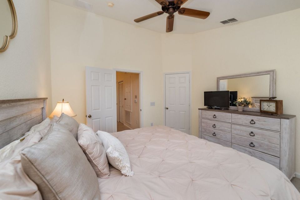 Master King Bedroom 1 (Angle)
26" TV
