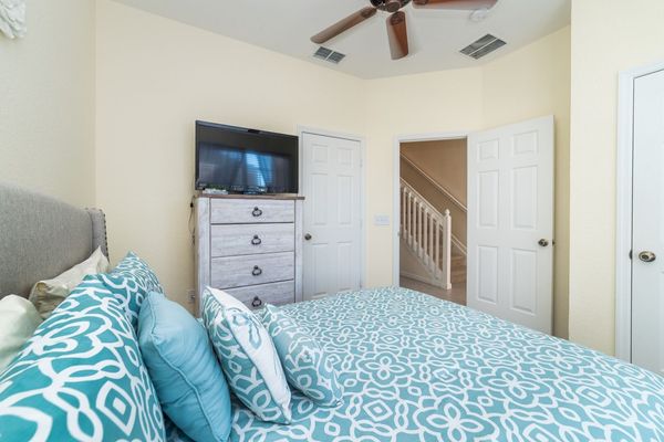 Queen Bedroom 3 (Angle)
39" TV