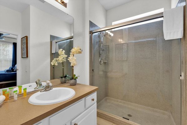 King Suite Bathroom 2
Downstairs
Shower