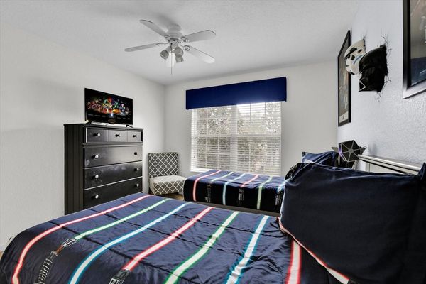 Two Twins Bedroom 5 (Angle)
32" Smart TV