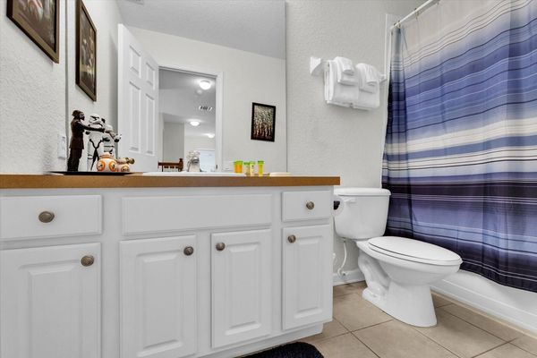 Hall Bathroom 5 Upstairs
Tub/Shower Combo