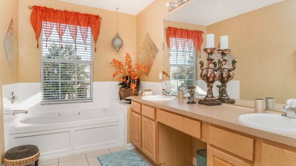 Master King Bathroom (Bed 1)
(Tub & Shower)