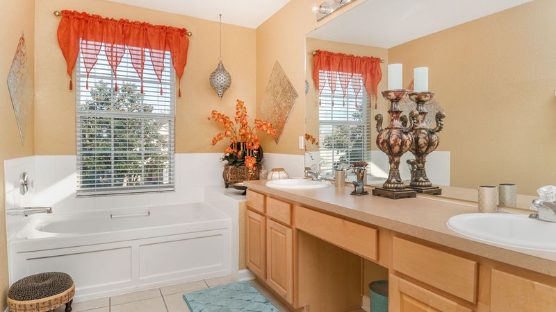 Master King Bathroom (Bed 1)
(Tub & Shower)