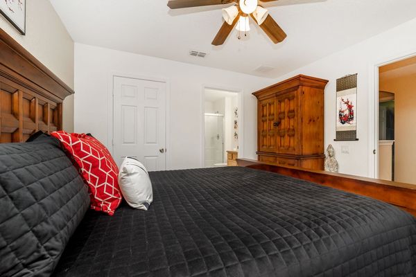 King Suite Bedroom 6
39" TV