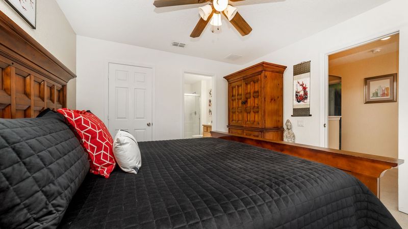 King Suite Bedroom 6
39" TV