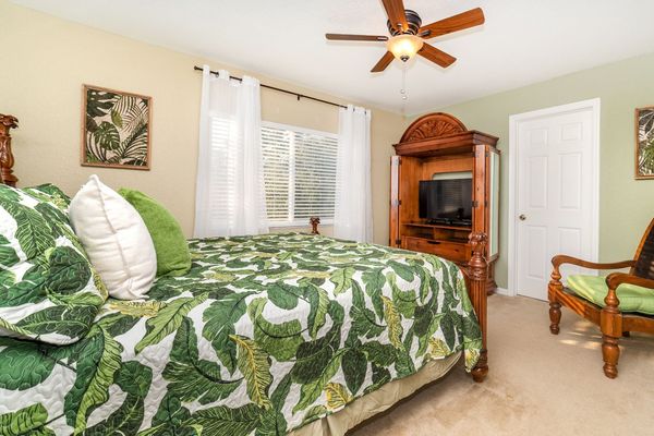 King Bedroom 3
39" TV