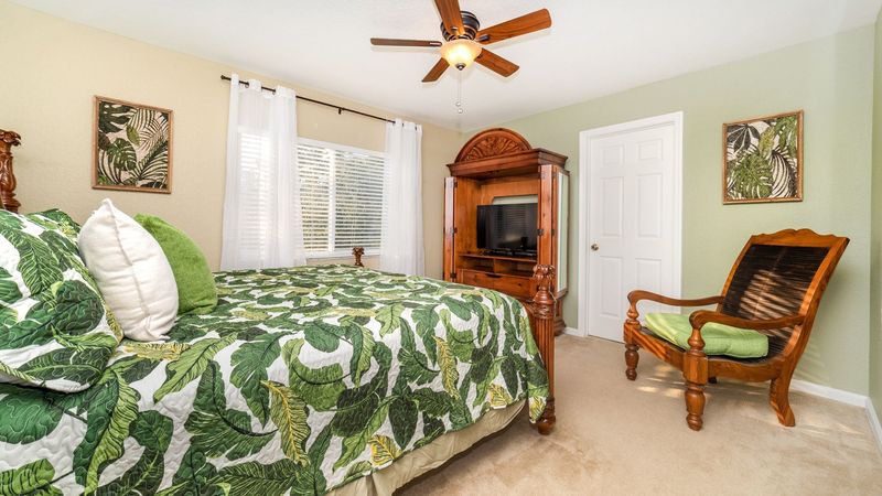 King Bedroom 3
39" TV