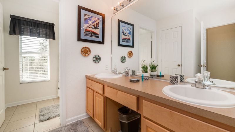 Hall Bathroom Upstairs
(Tub/Shower Combo)
