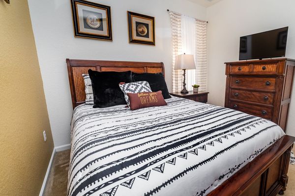 Queen Bedroom 2 Downstairs
32" TV