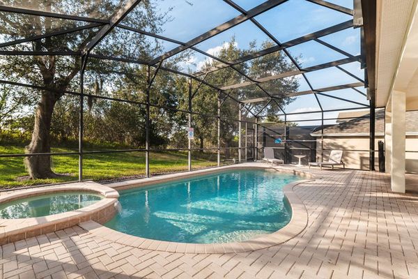 Pool & Spa
Faces West