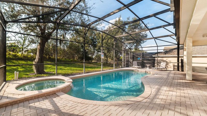 Pool & Spa
Faces West