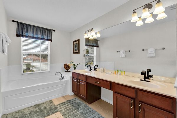 Master King Bathroom 1 Upstairs
Tub & Shower