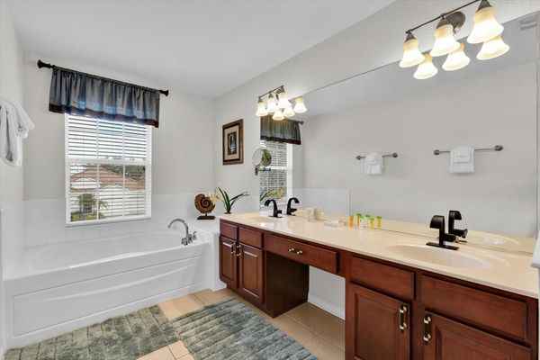 Master King Bathroom 1 Upstairs
Tub & Shower