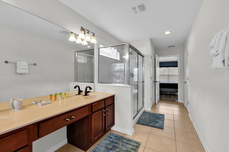 Master King 1 Bathroom (Angle)