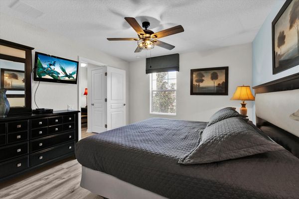 King Suite Bedroom 6 (Angle)
32" TV