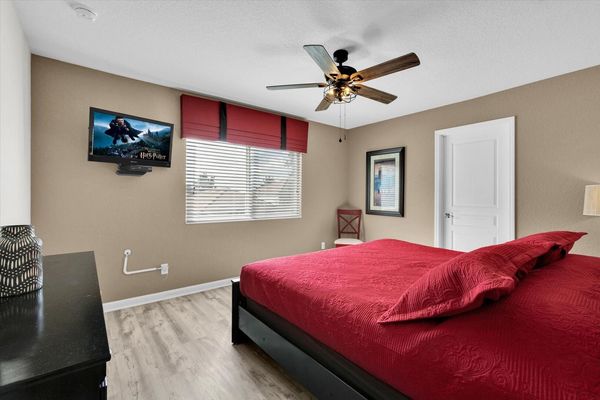 King Bedroom 3 (Angle)
32" TV