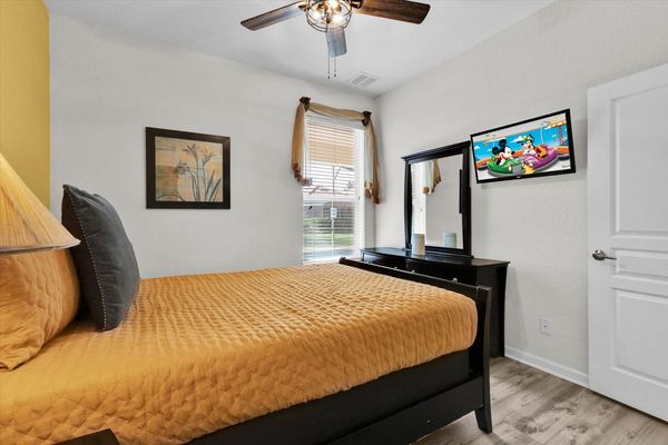 Queen Bedroom 2 (Angle)
32" TV