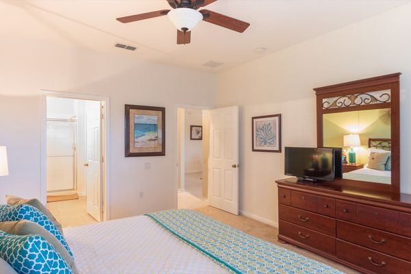 Master King Bedroom 1 (Angle)
29" TV