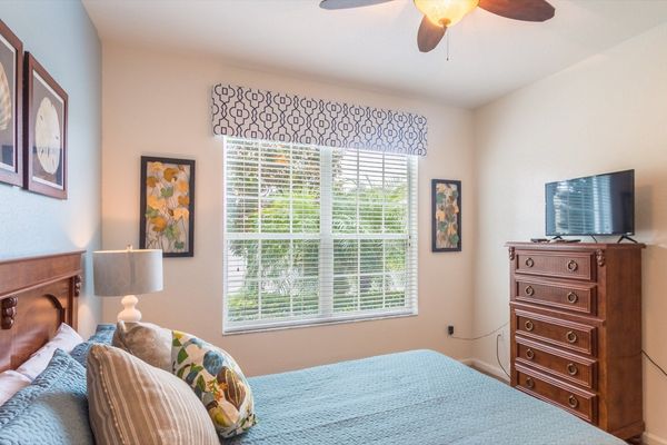 Queen Suite Bedroom 2 (Angle)
32" TV