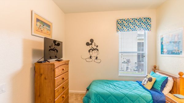 Two Twins Bedroom 3 (Angle)
32" Roku TV
