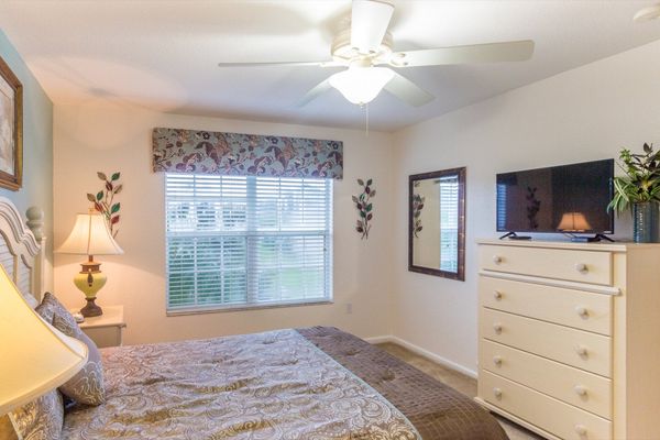 Queen Bedroom 4 (Angle)
32" Roku TV