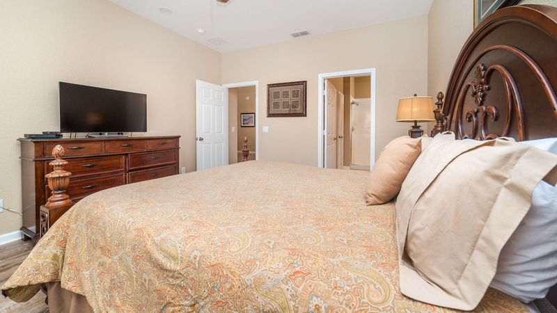 Master King Bedroom 1 (Angle)
42" TV