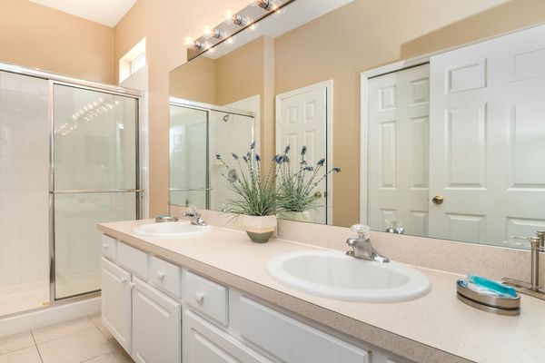 Master King Bathroom 1
Downstairs
Shower