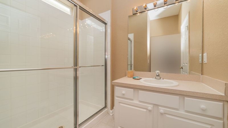 King Suite Bathroom 2
Downstairs
Shower